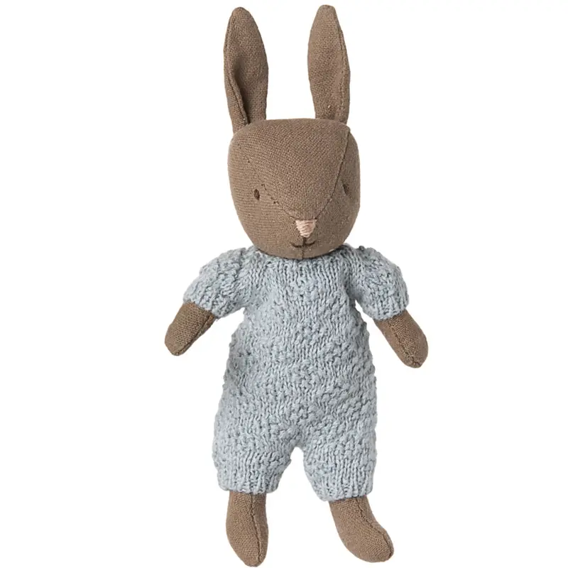 Maileg Hare, Micro - Brun - Blå Strikket Dragt 1